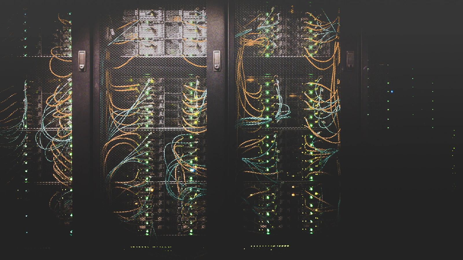 Corredor de servidores em um data center iluminado por luz azul