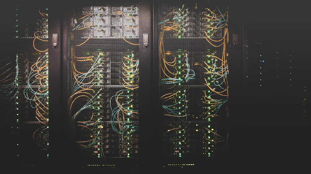 Fileira de racks de servidores com iluminação azul em um data center